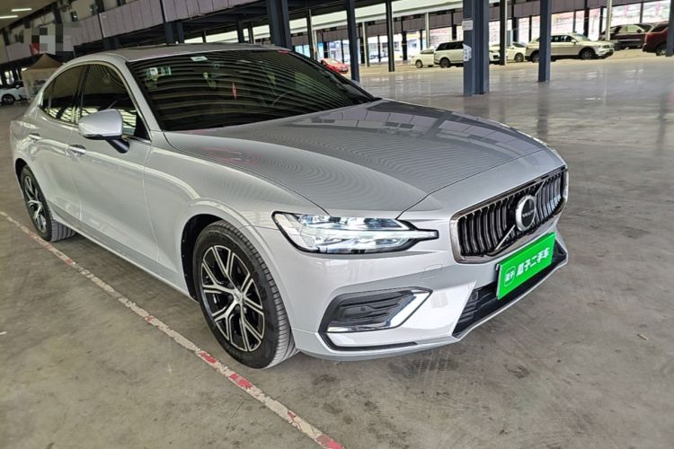 Used Volvo S60 2023 B4 Zhiyi Luxury Edition Front Right 45 Deg