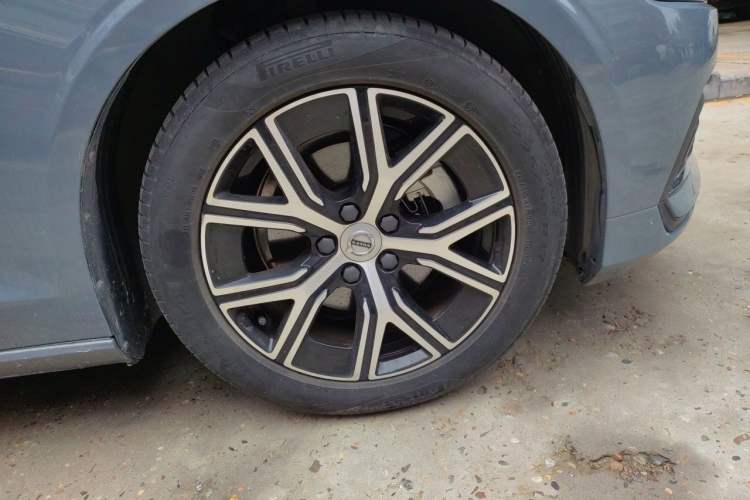 Used Volvo S60 2023 B4 Zhiyi Luxury Edition Right Front Wheel Hub