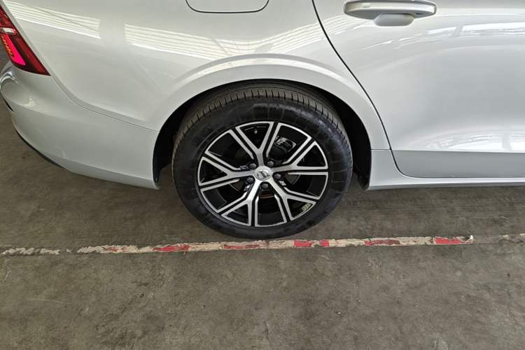 Used Volvo S60 2023 B4 Zhiyi Luxury Edition Right Rear Wheel Hub