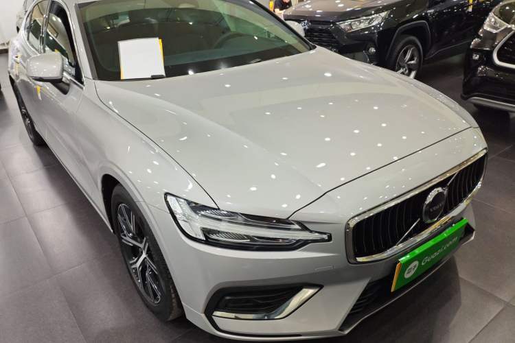 Used Volvo S60 2023 B4 Zhiyi Luxury Edition Front Right 45 Deg