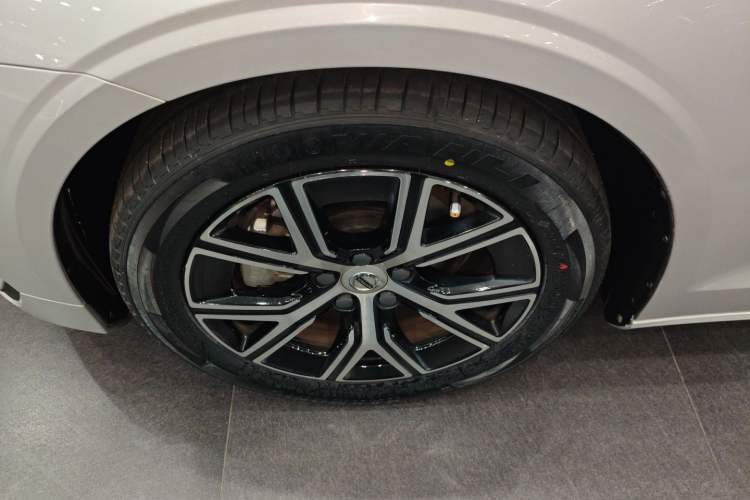 Used Volvo S60 2023 B4 Zhiyi Luxury Edition Left Front Wheel Hub