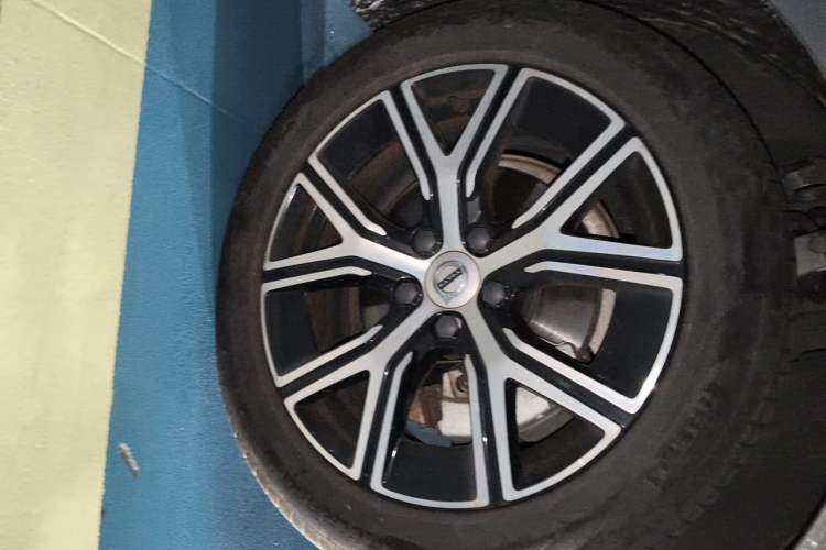 Used Volvo S60 2023 B4 Zhiyi Luxury Edition Right Front Wheel Hub