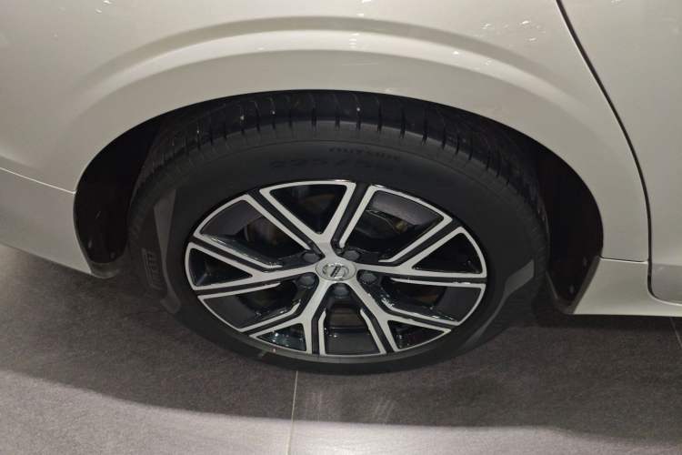 Used Volvo S60 2023 B4 Zhiyi Luxury Edition Right Rear Wheel Hub