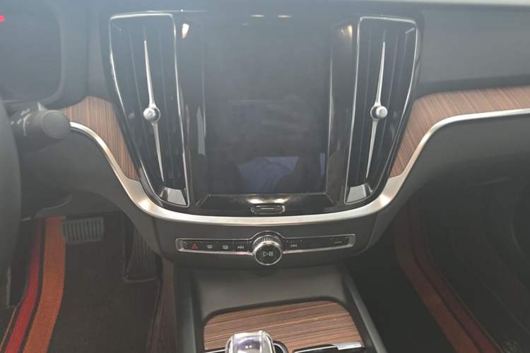 Used Volvo S60 2023 B4 Zhiyuan Luxury Edition Audio And AC Panel