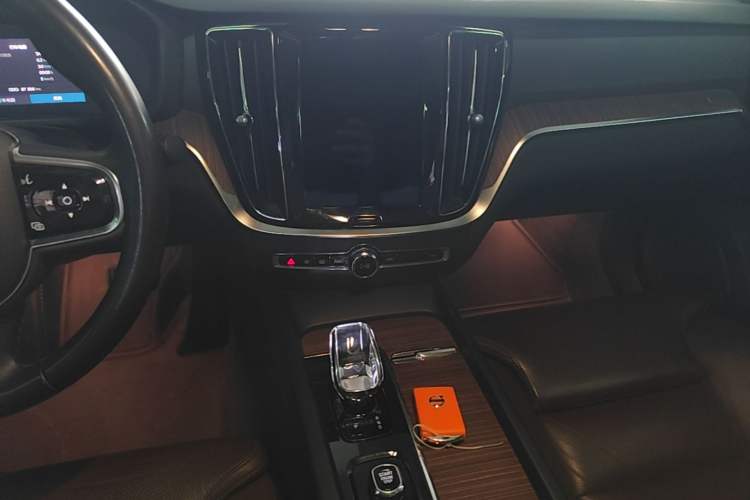 Used Volvo S60 2023 B4 Zhiyuan Luxury Edition Audio And AC Panel