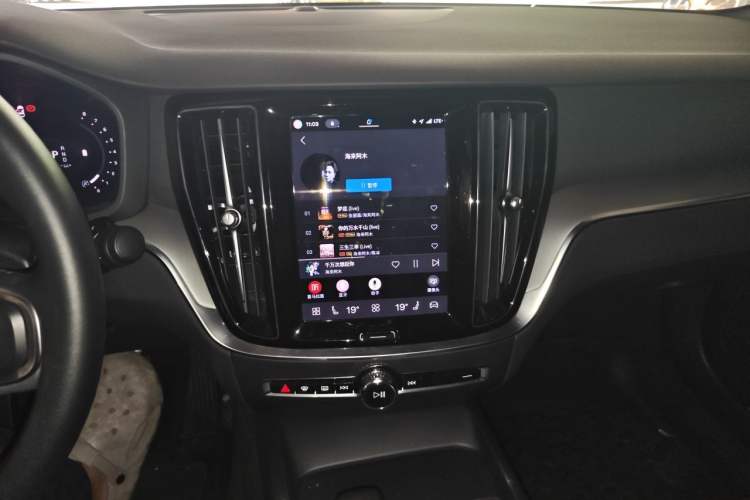 Used Volvo S60 2023 B4 Zhiyi Luxury Edition Audio And AC Panel