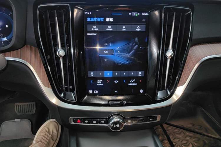 Used Volvo S60 2023 B4 Zhiyuan Luxury Edition Audio And AC Panel