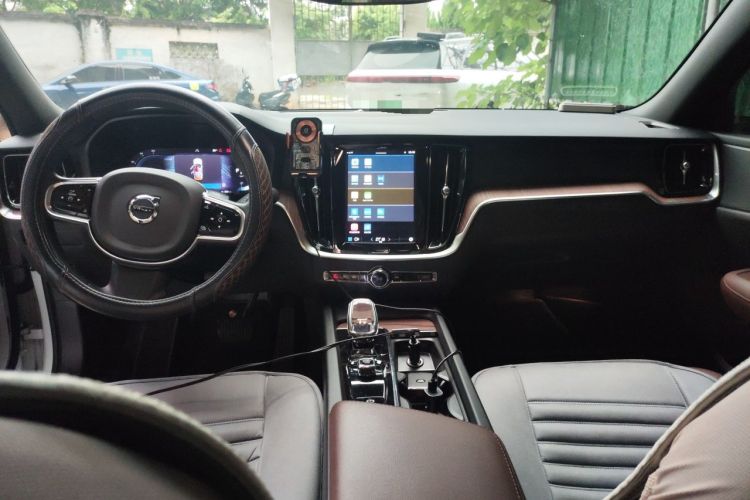 Used Volvo S60 2023 B4 Zhiyuan Luxury Edition Center Console
