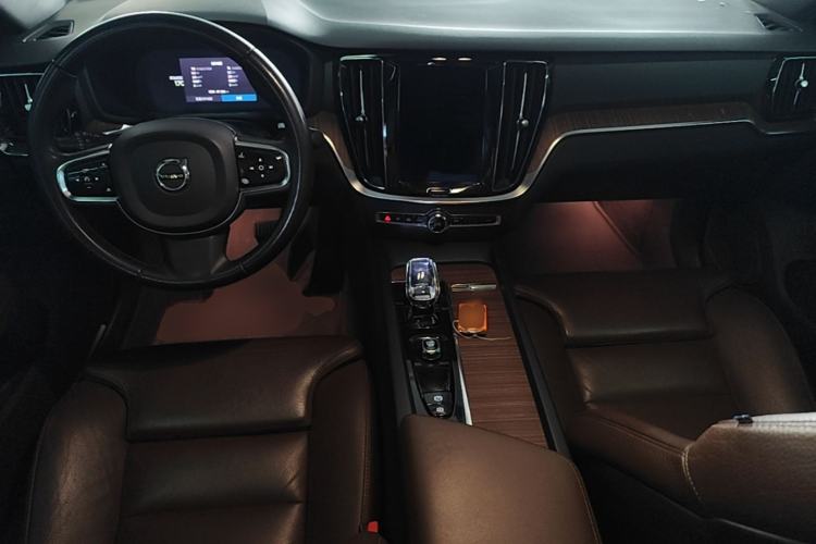 Used Volvo S60 2023 B4 Zhiyuan Luxury Edition Center Console