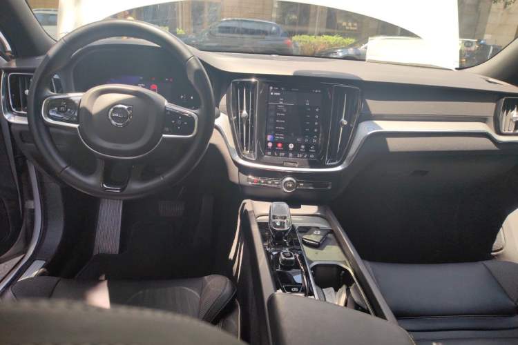 Used Volvo S60 2023 B5 Zhiya Sport Edition Center Console