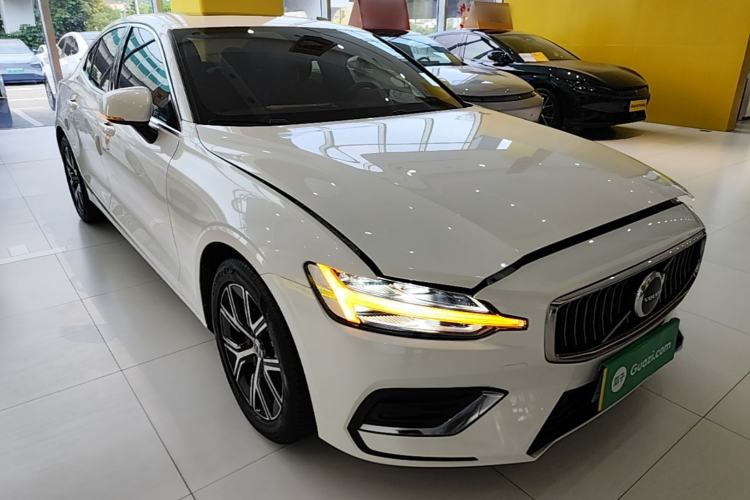 Used Volvo S60 2023 B4 Zhiyi Luxury Edition Front Right 45 Deg