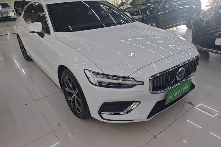 Used Volvo S60 2023 B4 Zhiyi Luxury Edition Front Right 45 Deg