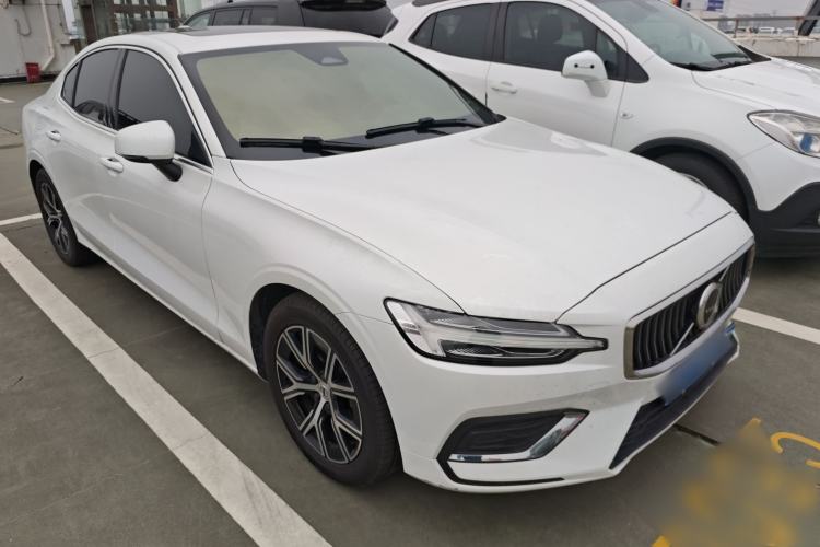 Used Volvo S60 2023 B4 Zhiyi Luxury Edition Front Right 45 Deg