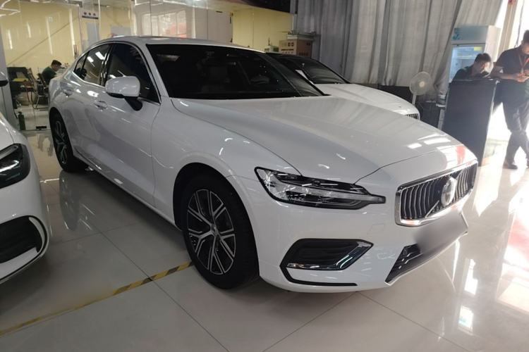 Used Volvo S60 2023 B4 Zhiyi Luxury Edition Front Right 45 Deg