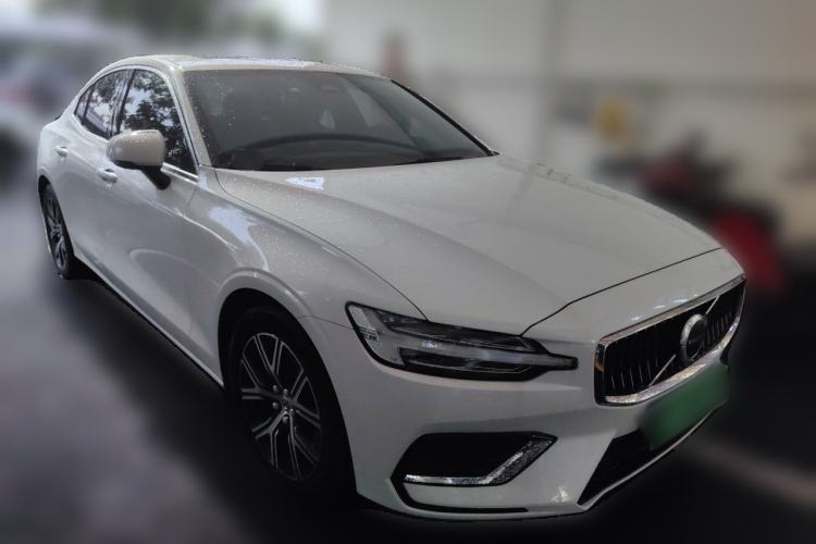 Used Volvo S60 2023 B4 Zhiyi Luxury Edition Front Right 45 Deg