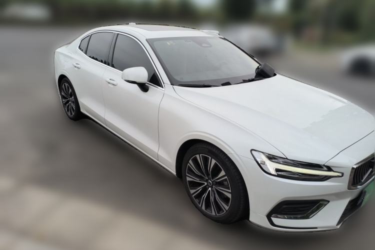 Used Volvo S60 2023 B4 Zhiyuan Sport Edition Front Right 45 Deg