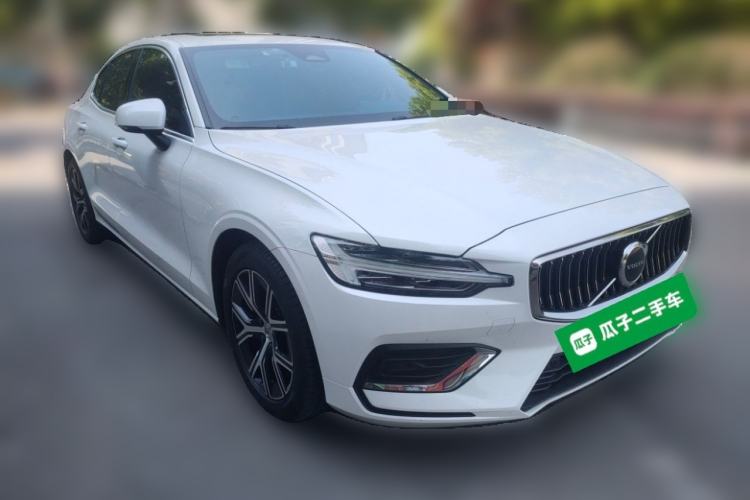 Used Volvo S60 2023 B4 Zhiyi Luxury Edition Front Right 45 Deg