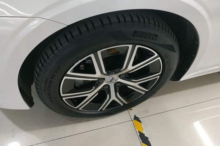 Used Volvo S60 2023 B4 Zhiyi Luxury Edition Left Front Wheel Hub