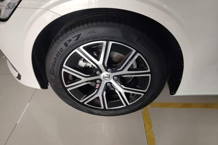 Used Volvo S60 2023 B4 Zhiyi Luxury Edition Left Front Wheel Hub
