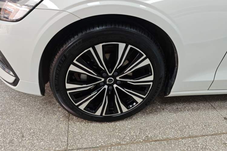 Used Volvo S60 2023 B4 Zhiyuan Luxury Edition Left Front Wheel Hub