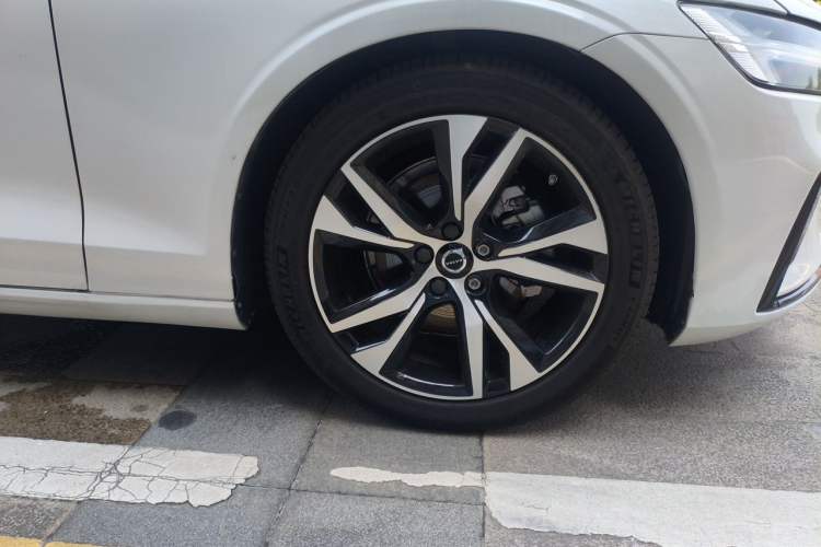 Used Volvo S60 2023 B4 Zhiyuan Sport Edition Right Front Wheel Hub