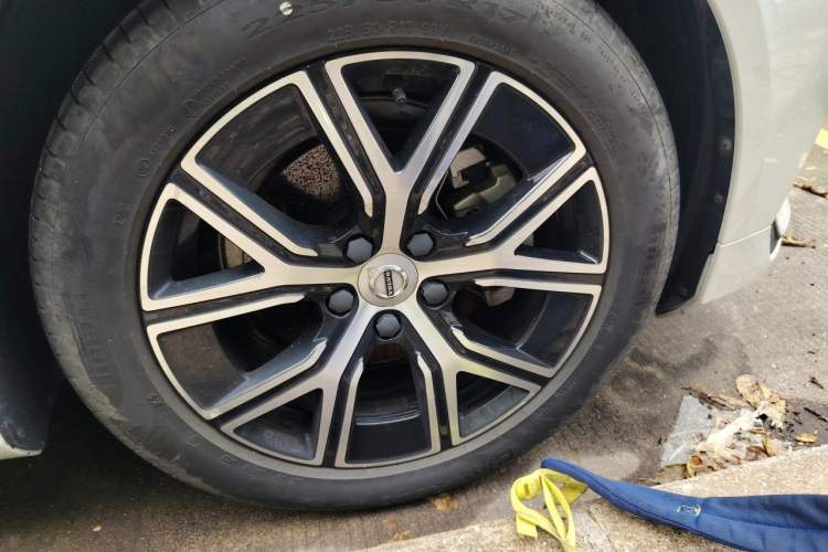 Used Volvo S60 2023 B4 Zhiyi Luxury Edition Right Front Wheel Hub