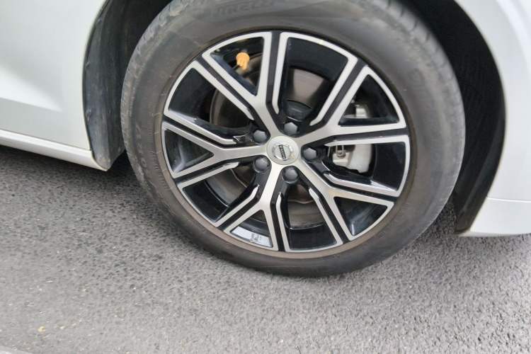 Used Volvo S60 2023 B4 Zhiyi Luxury Edition Right Front Wheel Hub