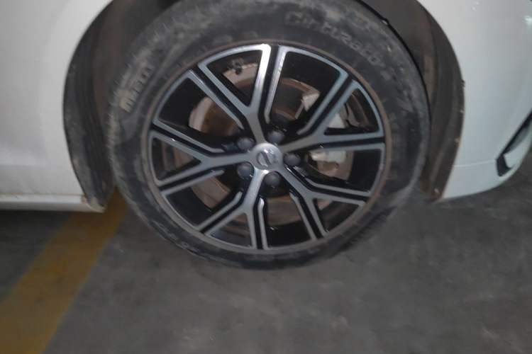 Used Volvo S60 2023 B4 Zhiyi Luxury Edition Right Front Wheel Hub