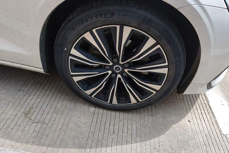 Used Volvo S60 2023 B4 Zhiyuan Luxury Edition Right Front Wheel Hub