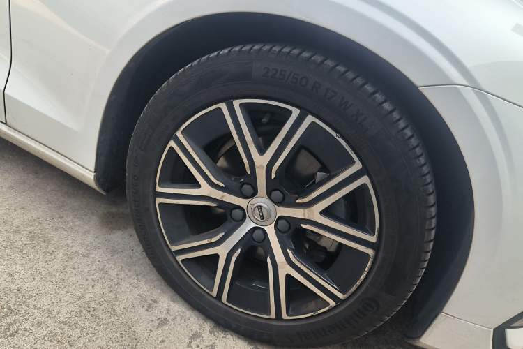 Used Volvo S60 2023 B4 Zhiyi Luxury Edition Right Front Wheel Hub