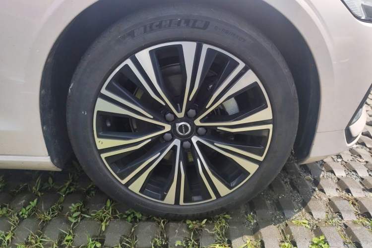 Used Volvo S60 2023 B4 Zhiyuan Luxury Edition Right Front Wheel Hub
