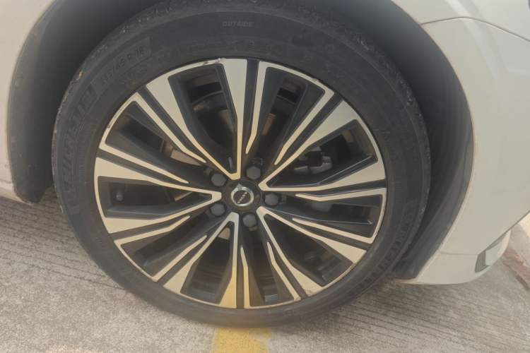 Used Volvo S60 2023 B4 Zhiyuan Luxury Edition Right Front Wheel Hub