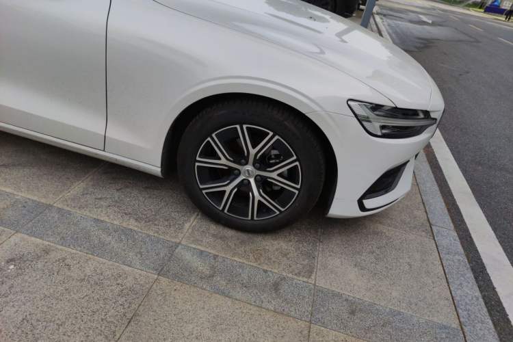 Used Volvo S60 2023 B4 Zhiyi Luxury Edition Right Front Wheel Hub