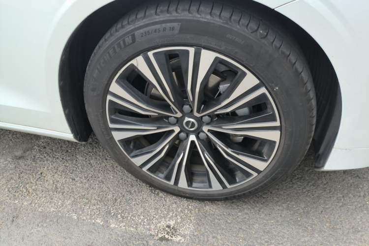 Used Volvo S60 2023 B4 Zhiyuan Sport Edition Right Front Wheel Hub