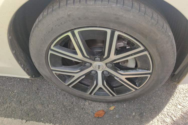 Used Volvo S60 2023 B4 Zhiyi Luxury Edition Right Front Wheel Hub