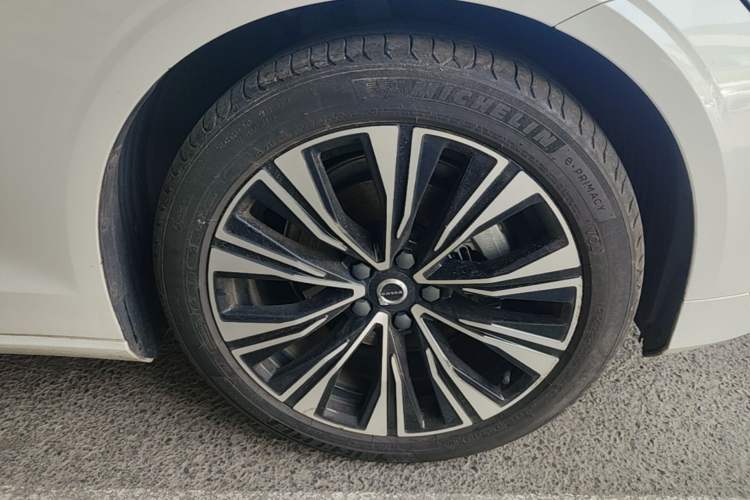 Used Volvo S60 2023 B4 Zhiyuan Luxury Edition Right Front Wheel Hub