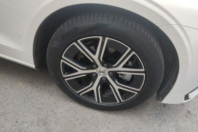 Used Volvo S60 2023 B4 Zhiyi Luxury Edition Right Front Wheel Hub