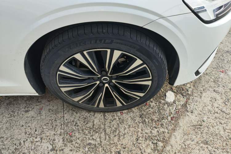 Used Volvo S60 2023 B4 Zhiyuan Luxury Edition Right Front Wheel Hub