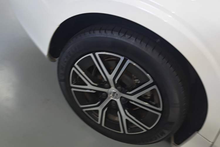 Used Volvo S60 2023 B4 Zhiyi Luxury Edition Right Rear Wheel Hub