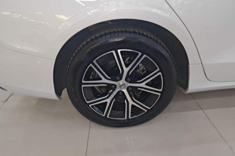 Used Volvo S60 2023 B4 Zhiyi Luxury Edition Right Rear Wheel Hub