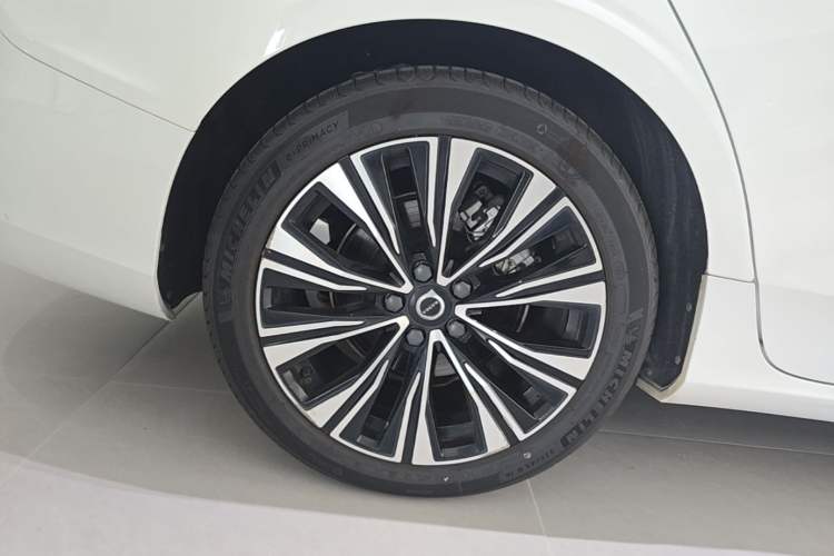 Used Volvo S60 2023 B4 Zhiyuan Luxury Edition Right Rear Wheel Hub