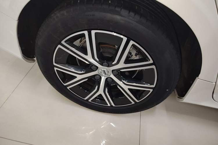 Used Volvo S60 2023 B4 Zhiyi Luxury Edition Right Rear Wheel Hub