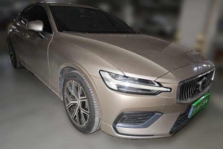 Used Volvo S60 2023 B4 Zhiyi Luxury Edition Front Right 45 Deg