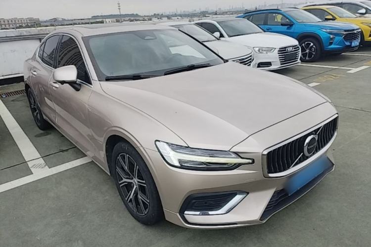 Used Volvo S60 2023 B4 Zhiyi Luxury Edition Front Right 45 Deg