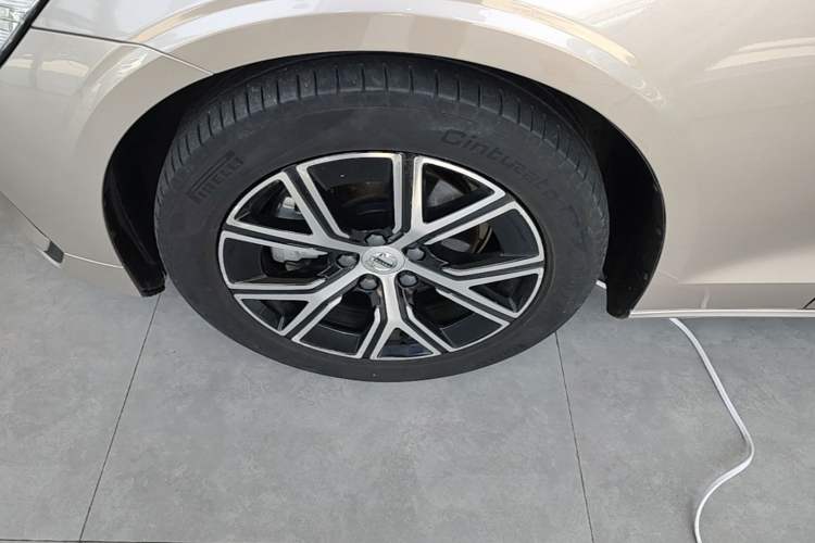 Used Volvo S60 2023 B4 Zhiyi Luxury Edition Left Front Wheel Hub