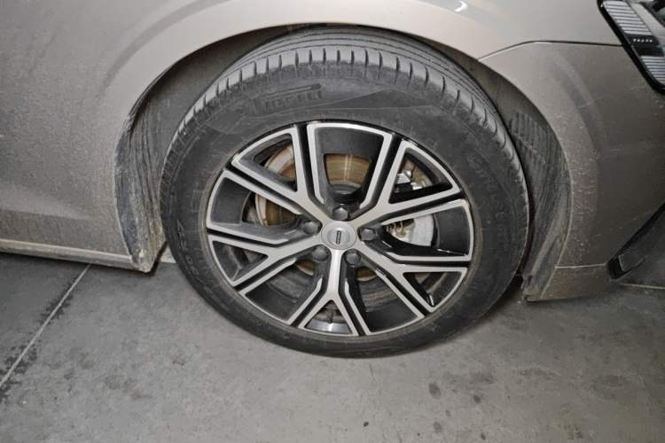 Used Volvo S60 2023 B4 Zhiyi Luxury Edition Right Front Wheel Hub