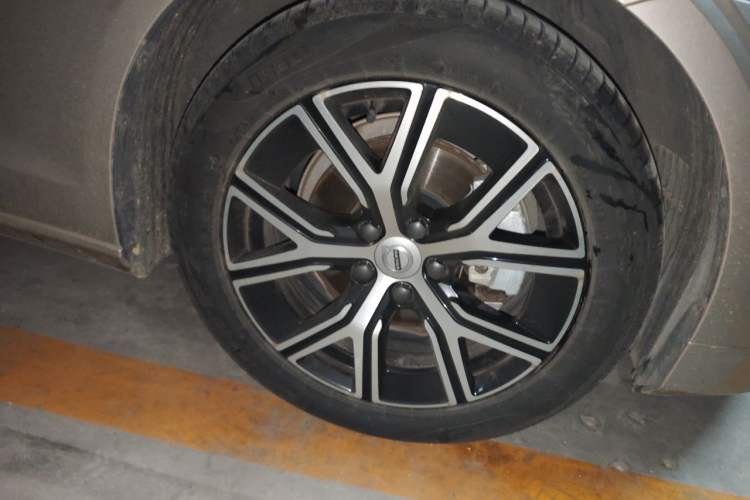 Used Volvo S60 2023 B4 Zhiyi Luxury Edition Right Front Wheel Hub