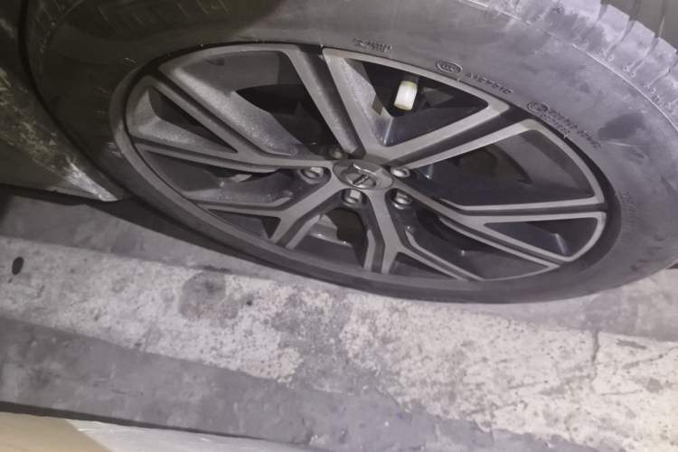 Used Volvo S60 2023 B4 Zhiyi Luxury Edition Right Front Wheel Hub