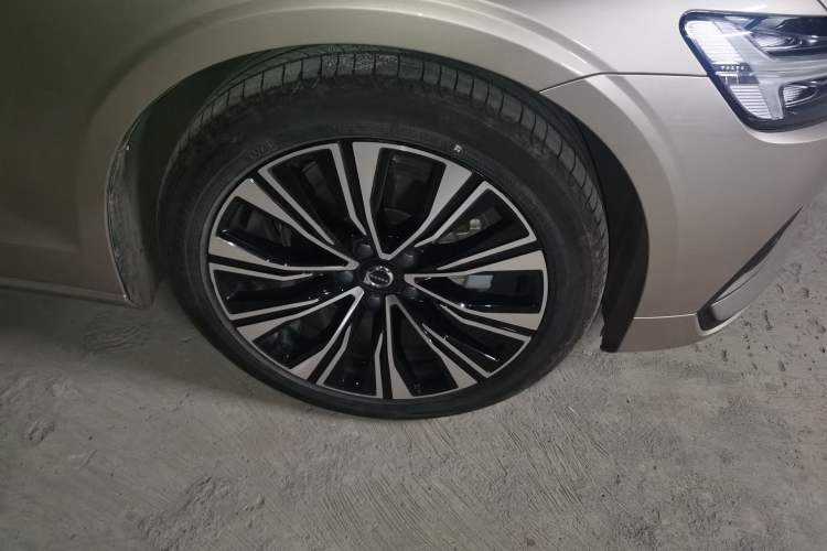 Used Volvo S60 2023 B4 Zhiyi Luxury Edition Right Front Wheel Hub