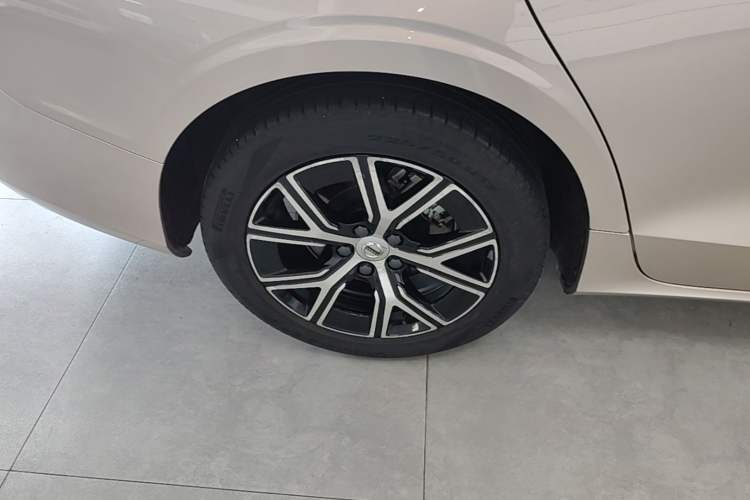 Used Volvo S60 2023 B4 Zhiyi Luxury Edition Right Rear Wheel Hub
